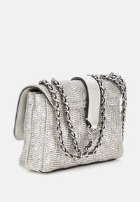 Borsa a tracolla intrecciata argento con finitura testurizzata, dotata di doppia catena e un accento in pelle liscia sul flap superiore.