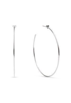 Dünne große silberne Creolen mit herzförmigen Steckern, seitliche und schräge Ansichten auf weißem Hintergrund gezeigt.