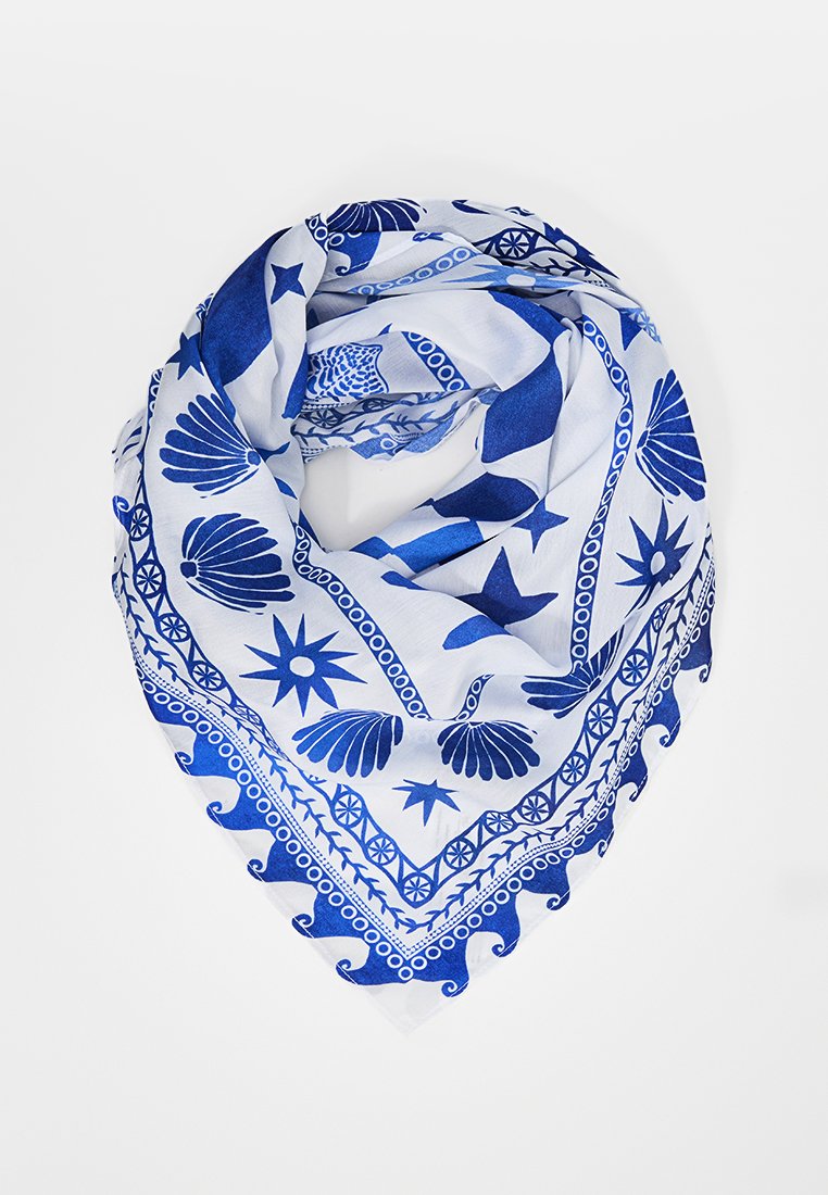 Bufanda de patrón azul y blanco con conchas, estrellas y pájaros. Elaborada en tela ligera; forma triangular con bordes decorativos.