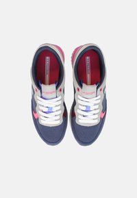 Sportlichen Sneaker mit einem Obermaterial aus navyfarbenem Mesh, rosa und roten Akzenten, weißen Schnürsenkeln und einem gepolsterten Kragen. Etikett ist im Schuh sichtbar.