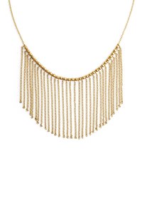 Collar de oro con múltiples cadenas de diferentes longitudes, dispuestas de manera intrincada, con pequeños adornos esféricos a lo largo del borde superior.