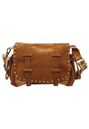 Sac bandoulière en daim marron avec rabat clouté, deux sangles verticales et bandoulière réglable à motifs.