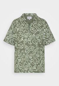 Maglietta verde a maniche corte con motivo astratto crema, mezza zip, colletto e tasca sul petto sinistro con etichetta logo.