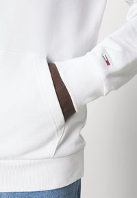 Tommy Jeans CAMO NEW HOODIE - Sudadera - white