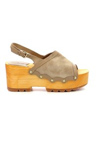 Zoccolo in suede marrone chiaro con punta aperta, cinturino regolabile, bordo scallop e suola in legno con borchie decorative.