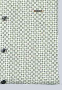 Männerhemdmanschette mit kreisförmigem geometrischen Muster in Hellgrau und Weiß, mit schwarzen Knöpfen und einem Knopfloch mit orangefarbener Naht.