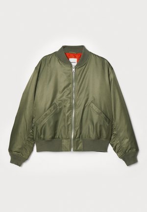 Chaqueta bomber verde oliva con cuello, puños y dobladillo acanalados, cremallera frontal, bolsillos inclinados con botón de presión y forro interior naranja brillante.