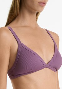 Ribbade, mauve triangelsbikiniöverdel med tunna, justerbara axelband och sömlösa kanter, med en klassisk djup urringning.