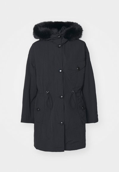 Melns parka ar mākslīgo kažokādu uz kapuces, ar priekšējo rāvējslēdzēju, spiedpogām, jostu ar regulējamu auklu un sānu kabatām. Gluda, viegla auduma struktūra.