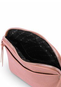 Růžové pouzdro z umělé kůže se zipem. Vnitřek má černou podšívku s opakujícím se vzorem textu "BE VUCH". Hladká textura, zaoblený tvar.