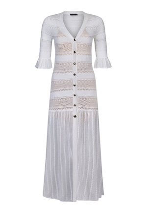 Abito lungo bianco in maglia con scollo a V, maniche a metà con polsini arricciati, strisce orizzontali in pizzo e chiusura frontale con bottoni.