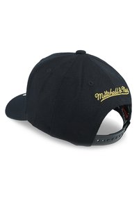 Czarna czapka z zakrzywionym daszkiem, wykonana z teksturowanej tkaniny. Złote haftowane napisy "Mitchell & Ness" z tyłu. Regulowany pasek.