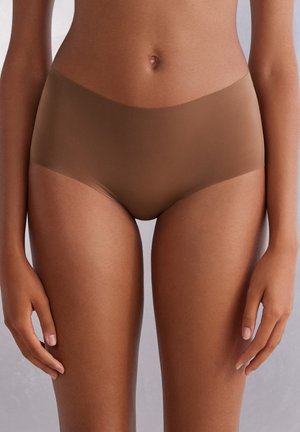 Bruine naadloze boyshort onderbroek met een gladde afwerking, een lage taille en een subtiele elastieken tailleband, die een tweedehuid fit laat zien.