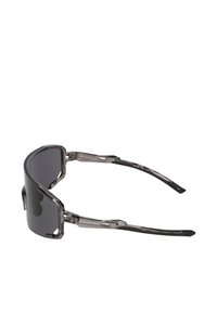 Sportieve wraparound zonnebril met donker getinte glazen en transparante grijze, hoekige montuur en armen.