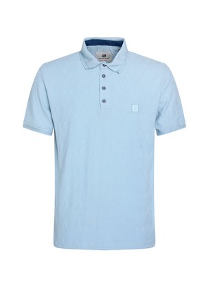 Camisa polo azul claro con un patrón de diamantes texturizado, tapeta de tres botones y un pequeño parche de logo en el pecho.
