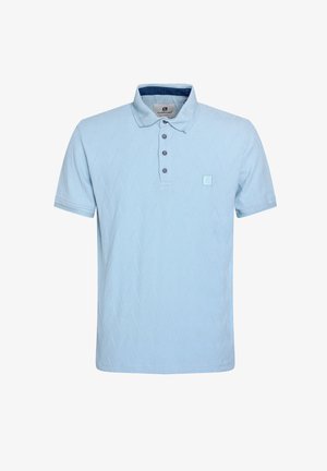 Hele helesinine polo särk, millel on tekstuuriga rombikujuline muster, kolme nööbiga kaelus ja väike logo täpp rinnal.