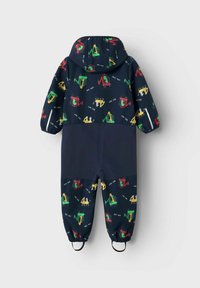 Granatowy kombinezon dla malucha z kapturem, kolorowe nadruki pojazdów budowlanych, elastyczne mankiety i paski na stopy, widok z tyłu na białym tle.