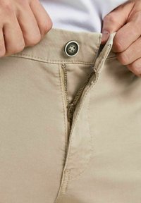 Jack & Jones MARCO FRED AMA - Pantalones chinos - white pepper