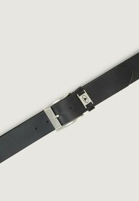 Cinturón de cuero negro con una hebilla metálica plateada y un acento negro. Presenta una textura suave y varios agujeros para ajustar.