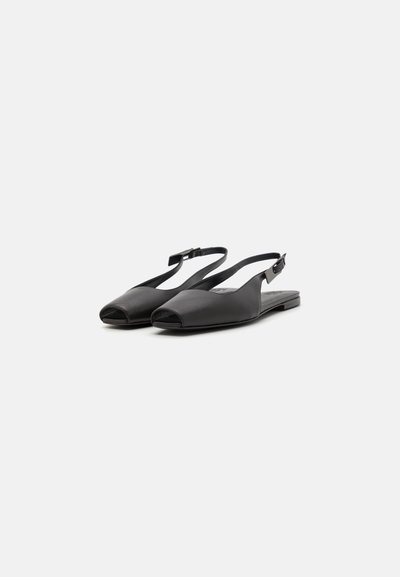 Öppen tå svart läder slingback-skor med platt sula, med ett tunt justerbart band och en slät yta. Enkel, modern design.