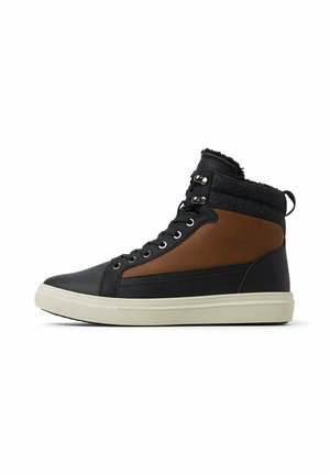 Zapatillas deportivas altas con una base de cuero negro, detalles en cuero marrón, un cuello de tela gris texturizada y suela de goma blanca.
