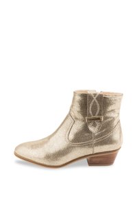 Bota metálica dorada hasta el tobillo con punta afilada, acabado texturizado y un tacón bajo apilado. Presenta un acento decorativo en el lateral.