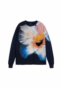 Hanorac bleumarin cu imprimare mare colorată cu floare de hibiscus în alb, albastru, roz și galben, care acoperă partea din față și o parte a mânecii drepte.