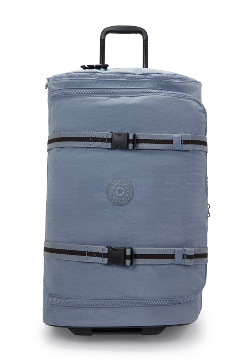 Bolsa de viaje azul con ruedas y acabado texturizado, que cuenta con dos asas de color negro y gris, doble cremallera y un logo circular en la parte frontal.