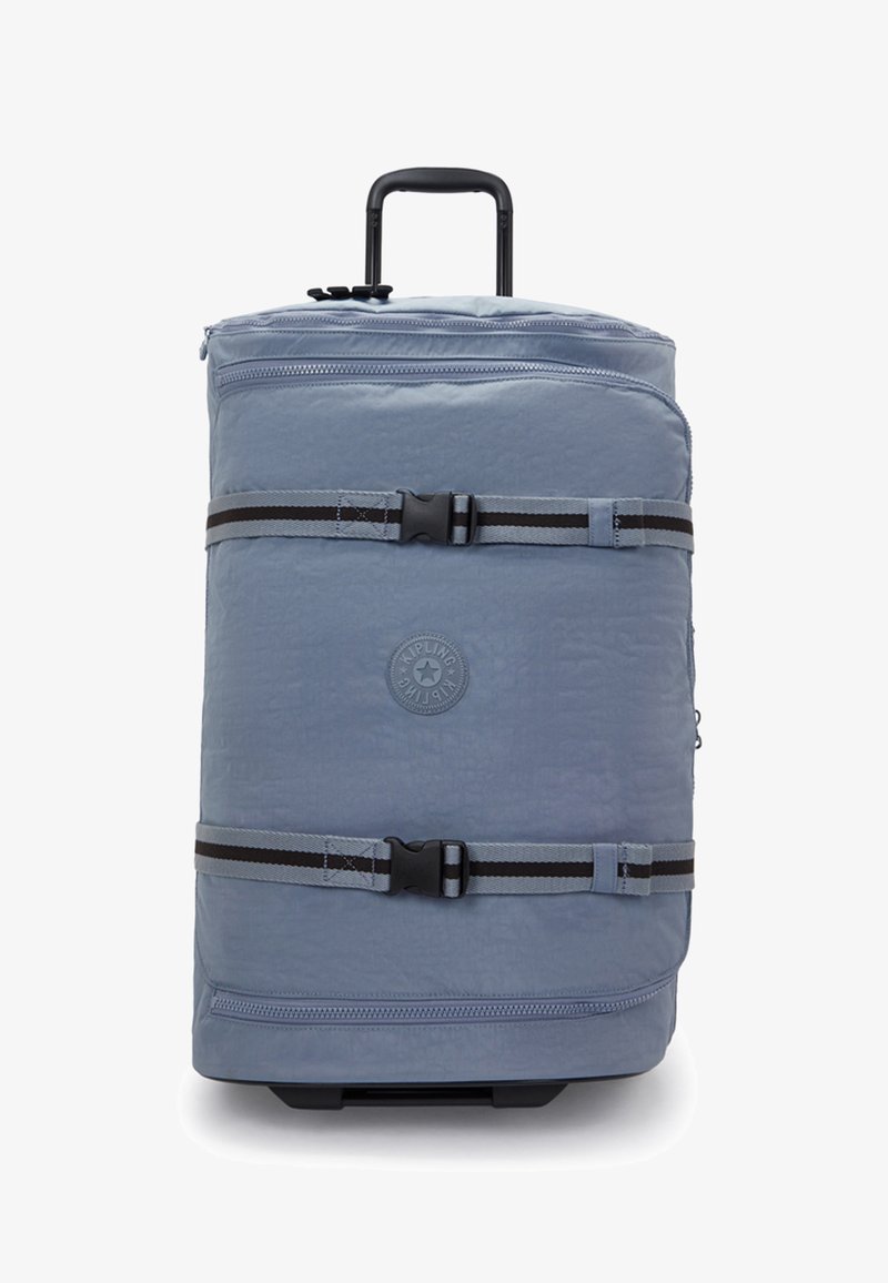 Bolsa de viaje azul con ruedas y acabado texturizado, que cuenta con dos asas de color negro y gris, doble cremallera y un logo circular en la parte frontal.