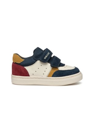 Baskets basses enfant avec semelle blanche, panneaux en daim et tissu bleu marine, beige, jaune moutarde et bordeaux, et deux brides velcro bleu marine.