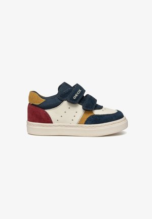 Niskie dziecięce sneakersy z białą podeszwą, granatowe, beżowe, musztardowo-żółte i bordowe panele z zamszu i tkaniny oraz dwie granatowe paski na rzep.