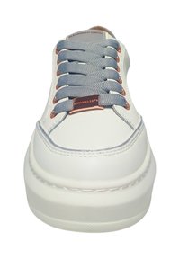 Weißes Leder-Sneaker mit blauen Stoff-Schnürsenkeln und akzenten in Roségold. Abgerundete Zehenpartie, klobige weiße Sohle und Logo auf der Zunge.