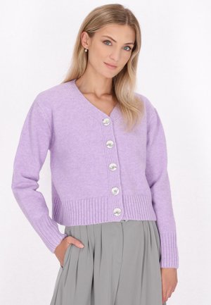Lila gebreide cardigan met een V-hals, geribbelde zoom en vijf grote, contrasterende knopen. Zachte textuur en een ontspannen pasvorm.