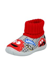 Pantufla para niños en rojo y gris con puño acanalado en el tobillo, con diseños de monstruos de dibujos animados y texto "¿QUÉEEE?". Suela de goma con agarre texturizado.