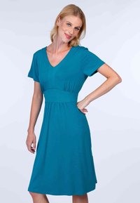 Türkisfarbenes kurzärmliges Kleid aus weichem Stoff, mit V-Ausschnitt, tailliertem Oberteil und schwingendem Rock, der bis zur Mitte der Wade reicht.