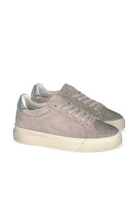 Szare zamszowe sneakersy z srebrnymi akcentami, okrągłym czubkiem, teksturowanym błyszczącym czubkiem i płaską białą gumową podeszwą. Sznurowany fason i miękka wyściółka.
