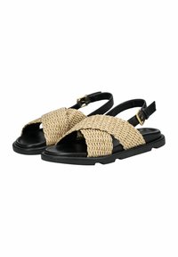 Geweven beige stoffen sandalen met kruisbanden, een zwarte rubberen zool en een verstelbare enkelband, met een gouden gespdetail.