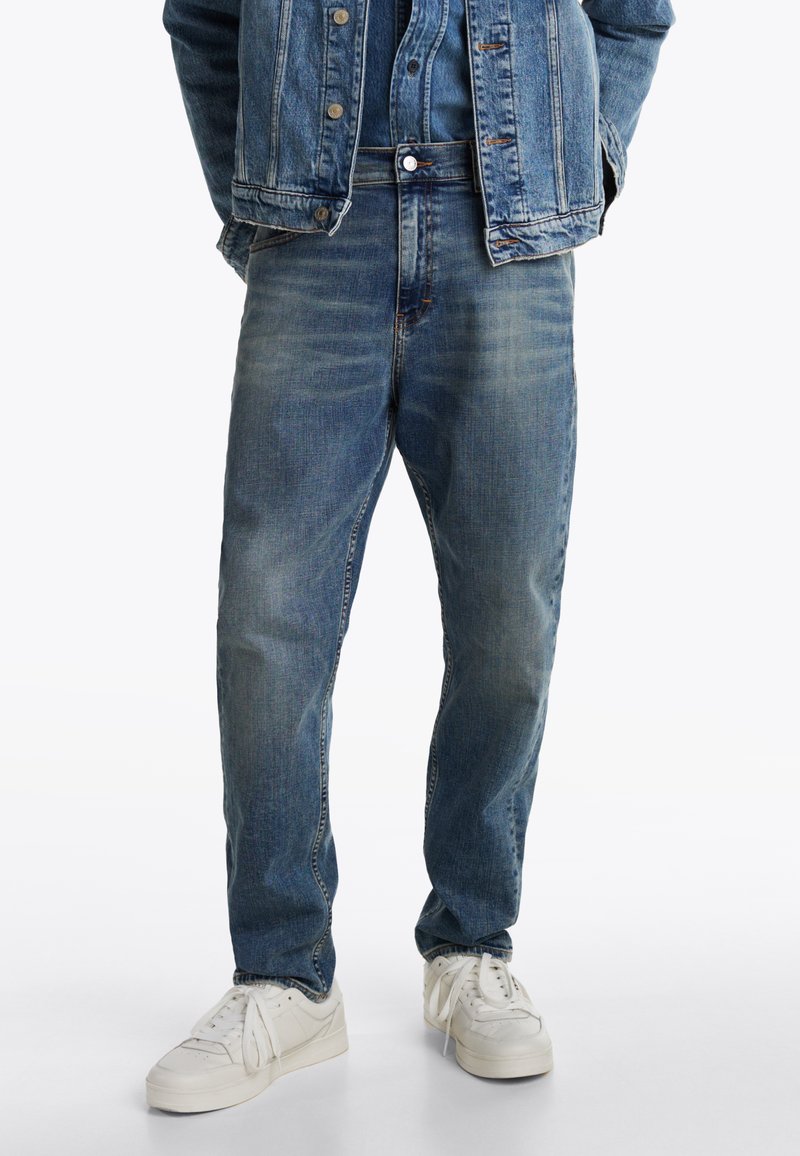 Tommy Jeans - ISAAC RLXD TPRD  - Vaqueros boyfriend - denim medium, Ampliar