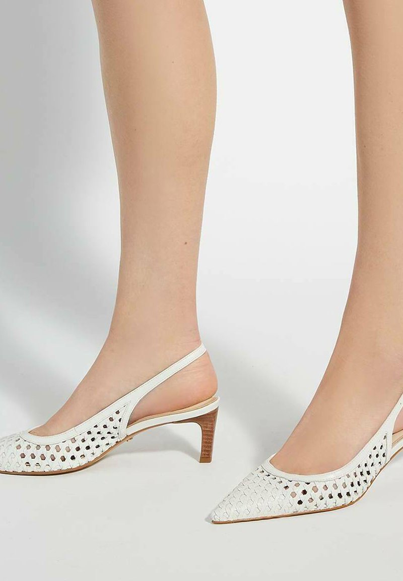 Witte slingback hakken met een geweven leren bovenwerk, spitze teen en een slanke houten hak. Textuurontwerp voegt visuele interesse toe.