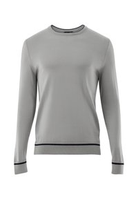 Hellgrauer Strickpullover mit langen Ärmeln, rundem Ausschnitt und marineblauen, gerippten Akzenten an Bündchen und Saum. Glatte Textur.