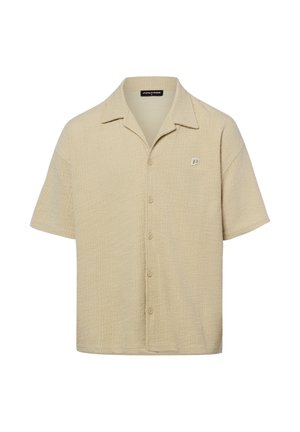 Beige strukturiertes Kurzarmhemd mit Knopfleiste, Kragen und kleinem "P"-Logo auf der Brust, Vorderansicht vor weißem Hintergrund.