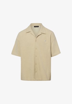 Beige strukturiertes Kurzarmhemd mit Knopfleiste, Kragen und kleinem "P"-Logo auf der Brust, Vorderansicht vor weißem Hintergrund.