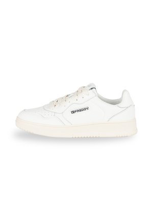 Sneaker bianche in pelle con profilo basso, punta rotonda e lacci tono su tono. Presentano un'etichetta con il marchio sul lato e una suola in gomma beige.