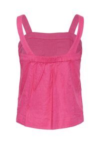 Top rose vif sans manches avec larges bretelles, encolure carrée et tissu froncé sous la poitrine sur fond uni.