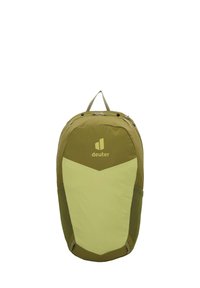 Mochila verde y verde claro con un diseño geométrico, que presenta un logo, cierre con cremallera y bolsillos de malla laterales. Tejido ligero.