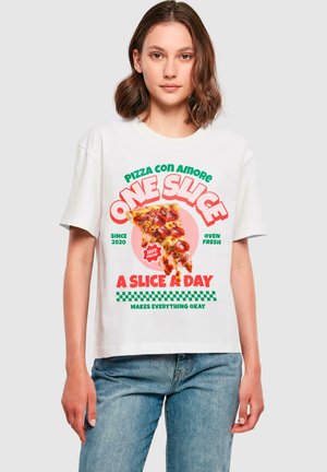 Weißes T-Shirt mit kurzen Ärmeln, das bunte Pizzagraphiken und Textdesign zeigt. Enthält grüne und rote Akzente mit einem Schachbrettmuster am Saum.
