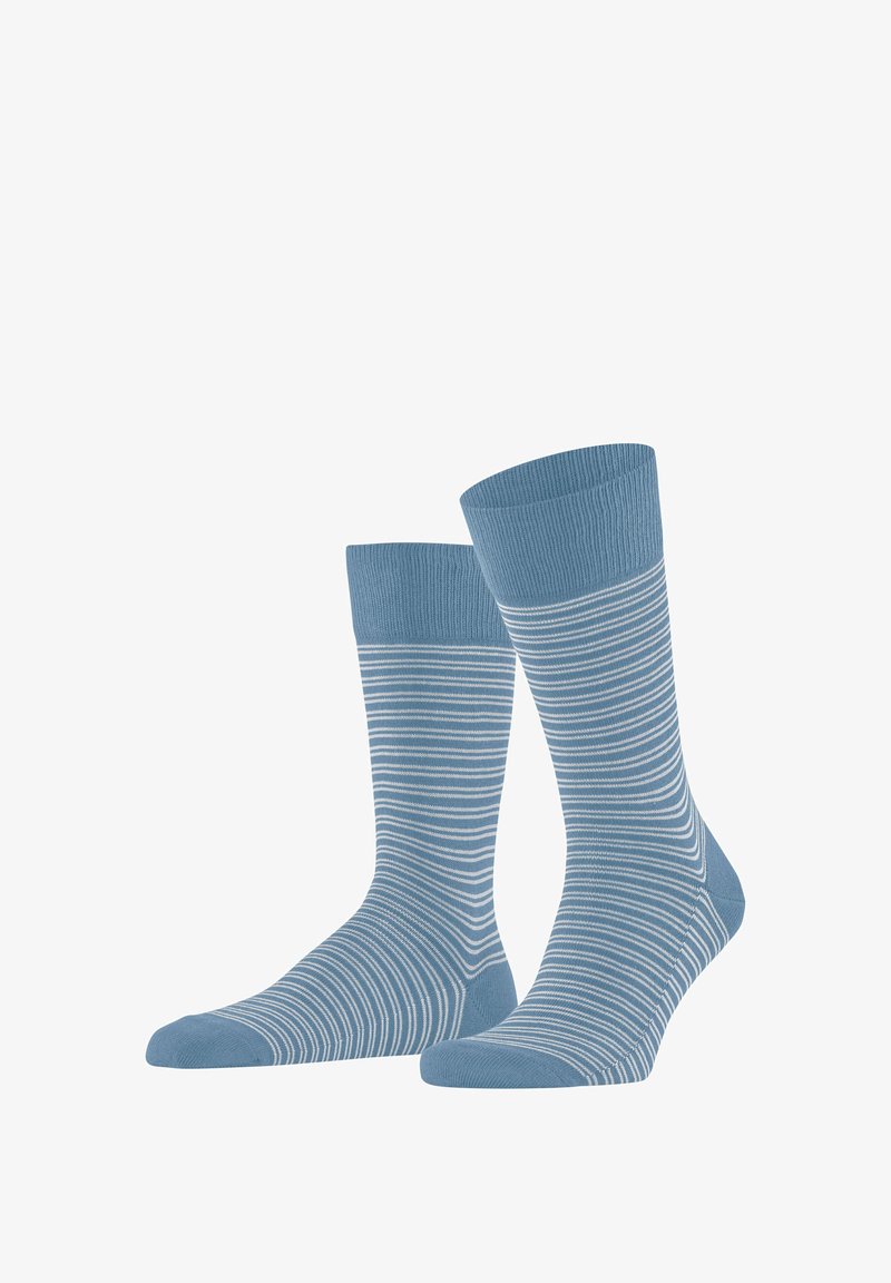 Paire de chaussettes bleues avec des rayures blanches horizontales, des bordures côtelées, et des talons et orteils entièrement bleus, positionnées debout sur un fond blanc.