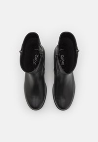 Svarta läderankelstövlar med en slät finish, dragkedjestängning, rund tå och en mjuk inredning för komfort. Gabor-logotyp synlig.