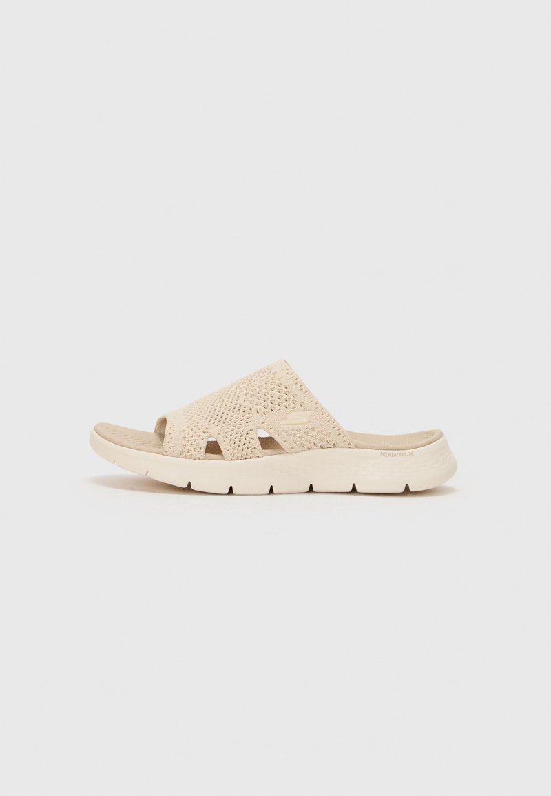 Beige glidemodeller med et pustende mesh-overdel, åpen tå og sideutskjæringer. Polstret såle for komfort og lett design.