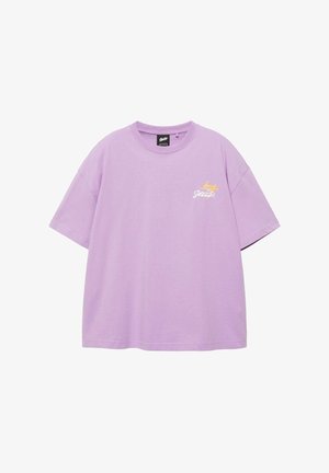 Fliederfarbenes T-Shirt mit kurzen Ärmeln und Rundhalsausschnitt, mit kleinem weißem und gelbem Motiv auf der linken Brust und einem schwarzen Markenlabel im Kragen.